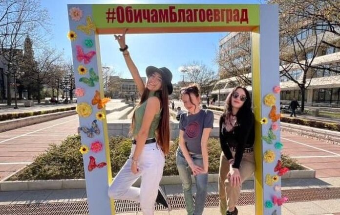 Благоевград посреща Цветница и Великден с празнична украса