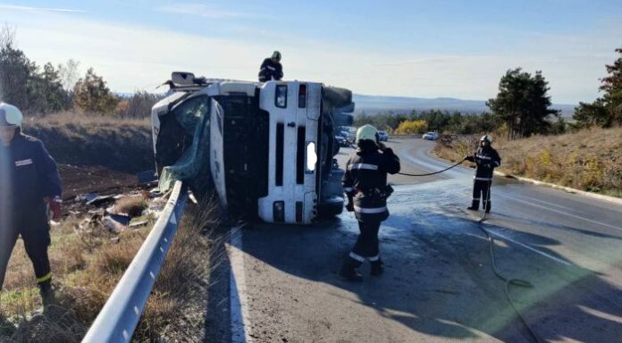 Товарен автомобил с ремарке се озова в канавка заради пияния си водач