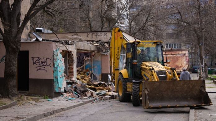 Община Благоевград започна събарянето на опасна постройка в ж.к. „Запад“