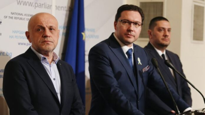 От ГЕРБ обвиниха Петков, че не е чел офертата за изтребителите
