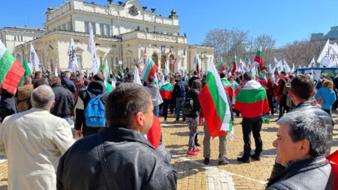 Стотици протестиращи пред НС, искат оставка на правителството