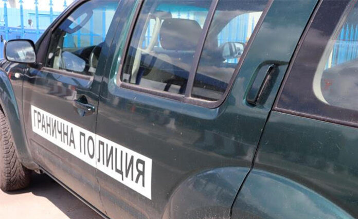 Гранични полицаи задържаха двама каналджии