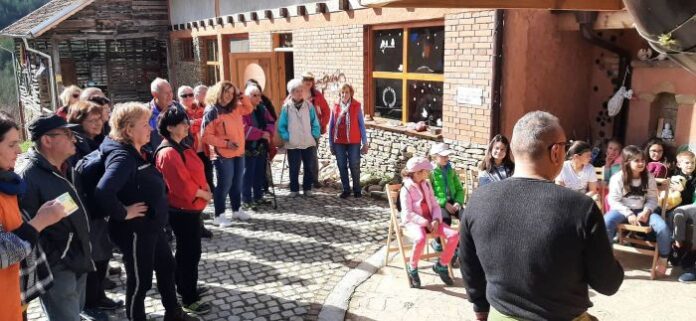 Туристи почистиха района на водопада „Света Ана“ при с. Смоличано
