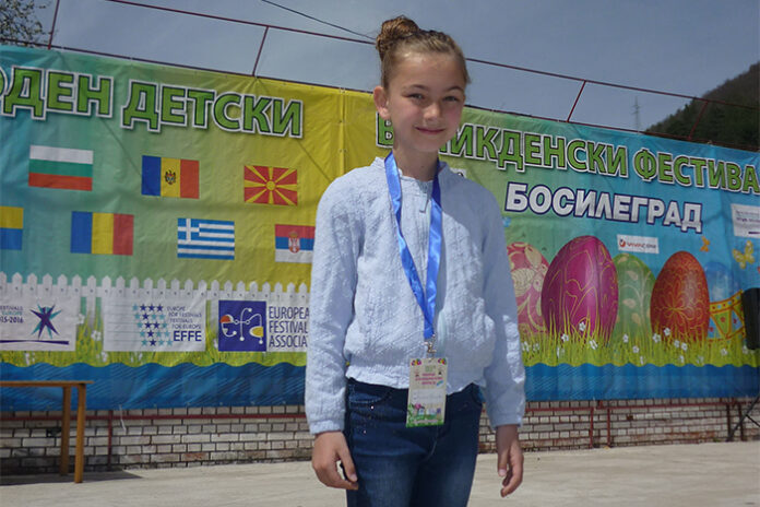 Михаела Плачкова от „Тип Топ“ откри Великденския фестивал в Босилеград с новата си песен „Подай ръце“