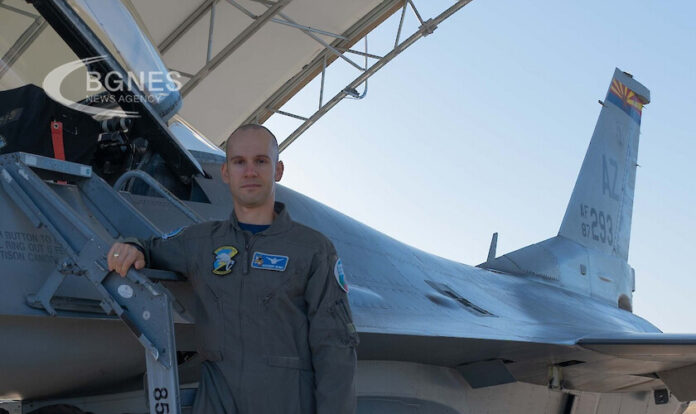 България има първи пилот на F-16