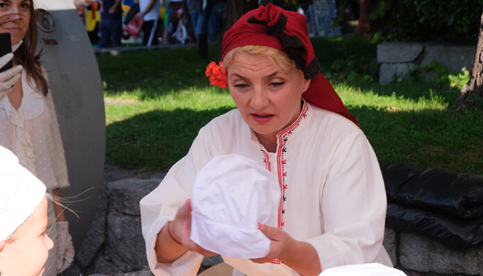 Елена Калайджиева - която разсмя, бракосъчета и поведе Банско към хорото