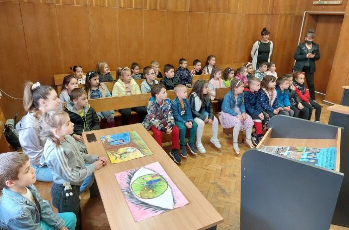 Деца от ДГ „Слънце“ гостуваха на Окръжен съд – Кюстендил