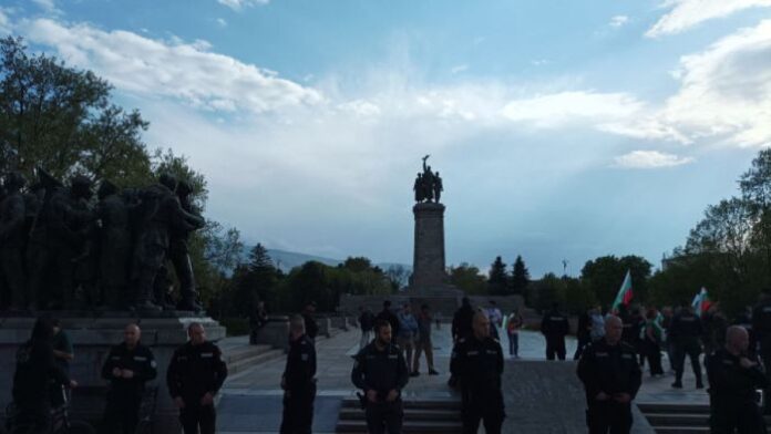 Спокоен Гергьовден пред Паметника на съветската армия в столицата