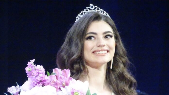 Тази година „Царица роза" е 18-годишната Белослава Желева