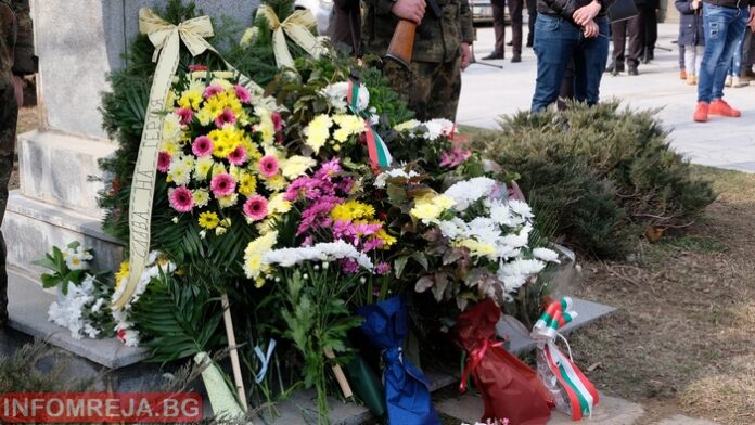 С военни почести отбелязваме Деня на Ботев