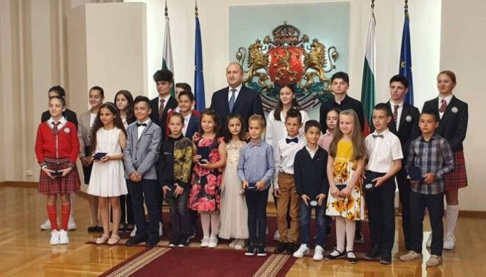 Състезатели от СК „Дарис“ – Кюстендил, с почетни плакети от президента