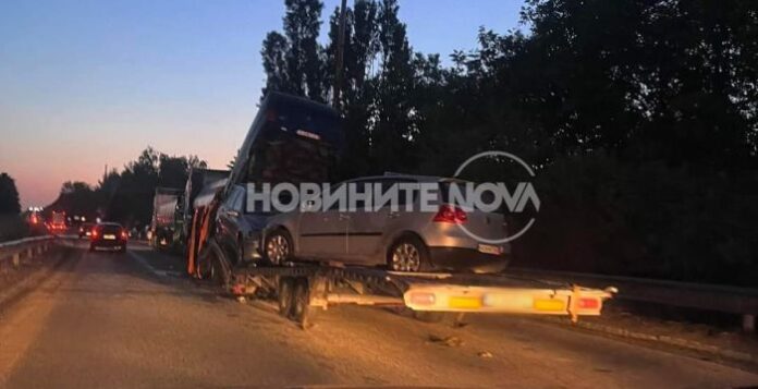 Катастрофа между автовоз и цистерна блокира частично движението по Дунав мост