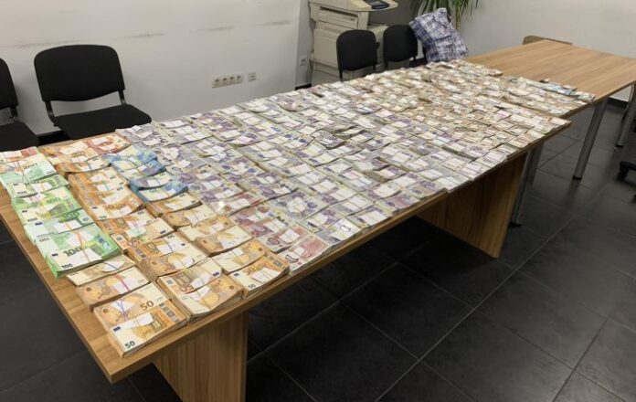 Митнически служители откриха недекларирана валута за над 1 270 000 лева