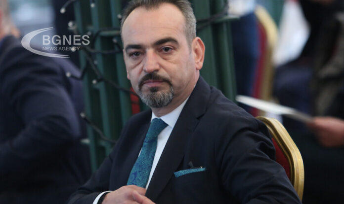 Добри Митрев: Компенсации за тока няма, Петков да осъзнае ролята си