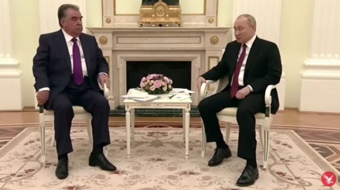 Още спекулации за здравето на Путин: Заснеха го как се бори с тремори в краката