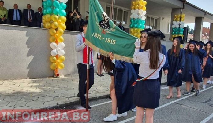 В ПМГ "Яне Сандански" днес си дадоха среща випускници от различни поколения