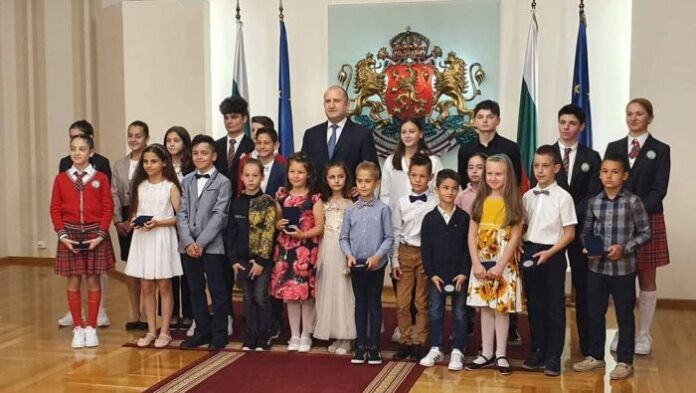 Радев: Трябва да създаваме условия в България да растат здрави, волеви и сплотени млади хора