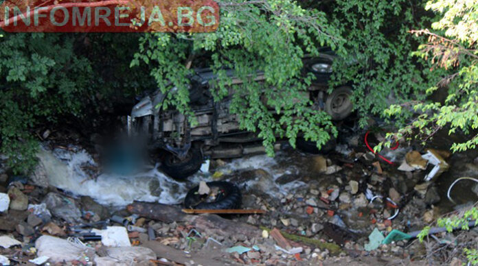 Автомобил падна в река край Симитли, шофьорът му загина