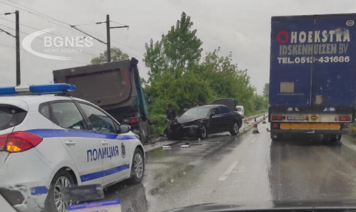 Двама служители на Националната служба за охрана пострадаха след ПТП