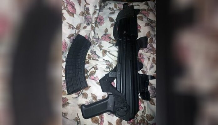 Задържаха 66-годишен мъж, укривал автомат "Калашников"
