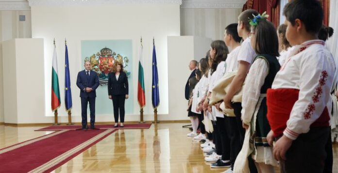 Президентът и вицепрезидентът посрещнаха на „Дондуков“ 2 ученици от СУ „Христо Ботев“ – Калофер
