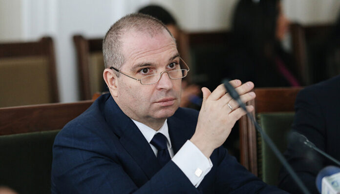 Караджов няма да подаде оставката, искана му от превозвачите