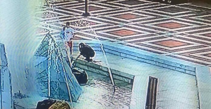 Общински камери заснеха младежи, изсипали пенливата течност в градските фонтани на Благоевград