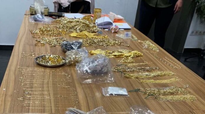 Откриха златни накити за близо 670 000 лева в тайник на автобус
