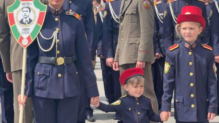 Премиерът се впуснал да помага на дете от хора, което припаднало