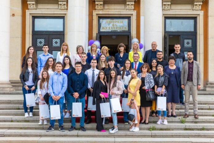 Дворецът на културата събра най-изявените абитуриенти в Перник