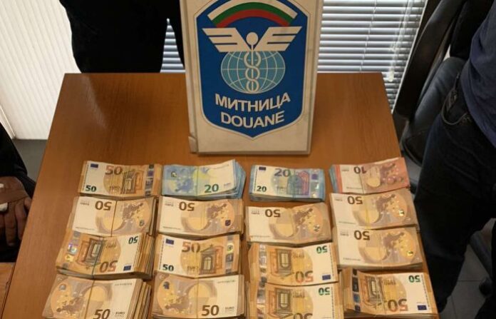 Недекларирани 234 950 евро откриха митническите служители на МП Капитан Андреево