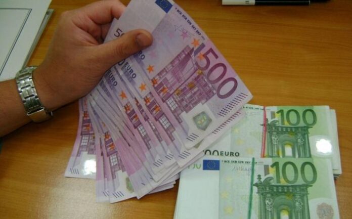 Откриха недекларирана валута за над 80 000 лева в дамска чанта