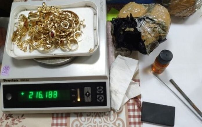 Митничари откриха над 4 кг злато при две проверки
