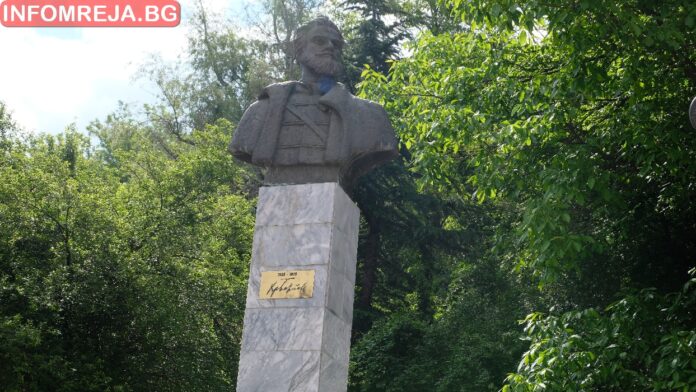 Сирени и две минути мълчание на 2 юни в чест на Ботев