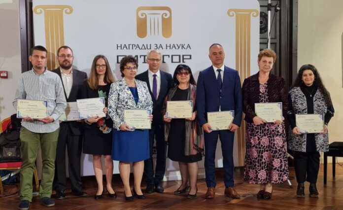 Осем учени с награди „Питагор“