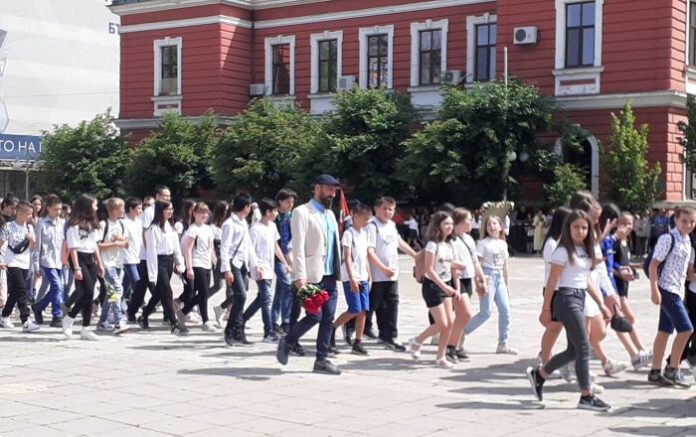 С празнично шествие отбелязаха 24 май в Кюстендил