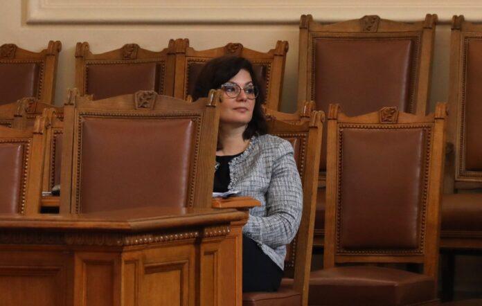 Медицинска сестра в университетска болница получавала 10 000 лева