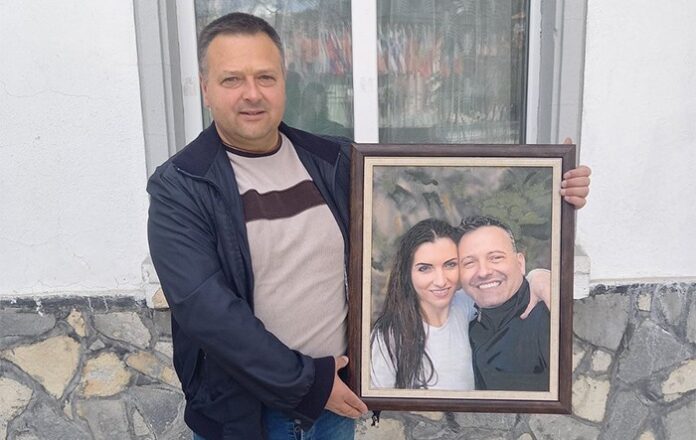 Художникът Али Скендеров рисува не само с бои, но и с пясък и камъчета