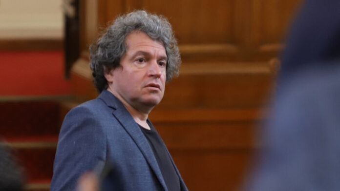 Йорданов: Петков се счупи да пише SMS-и на един от нашите депутати