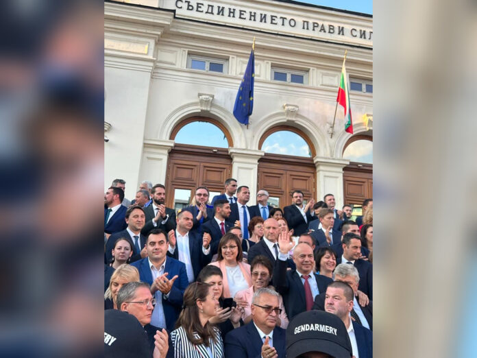 Нинова: Истинската победа са хората навън, вътре е пирова победа