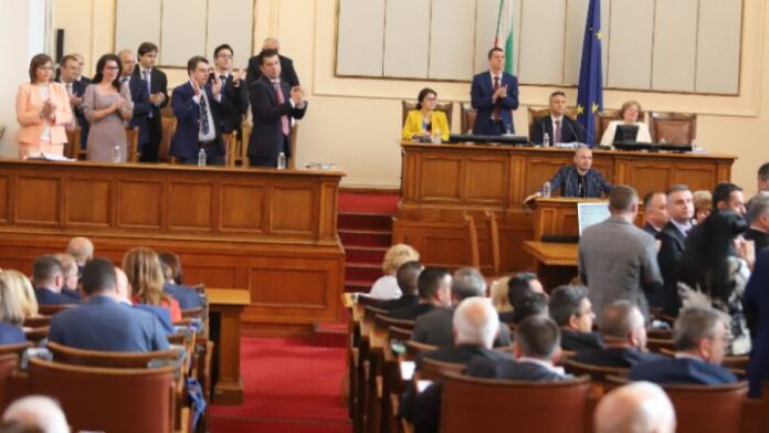 Петков и министри в НС в подкрепа на Минчев