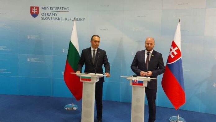 Министърът на отбраната проведе среща със словашкия си колега Ярослав Над