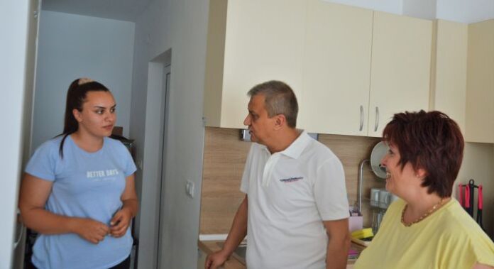 Още две български семейства намериха своя дом в Социалните жилища в Благоевград