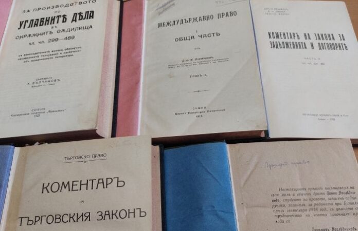 Кюстендилец предостави на Районен съд над 100-годишна правна и юридическа литература