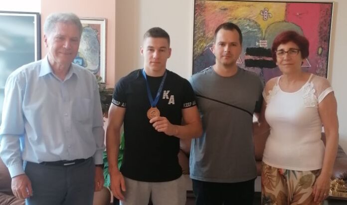 Ректорът на ЮЗУ "Неофит Рилски" посрещна бронзовия медалист Теодор Трифонов