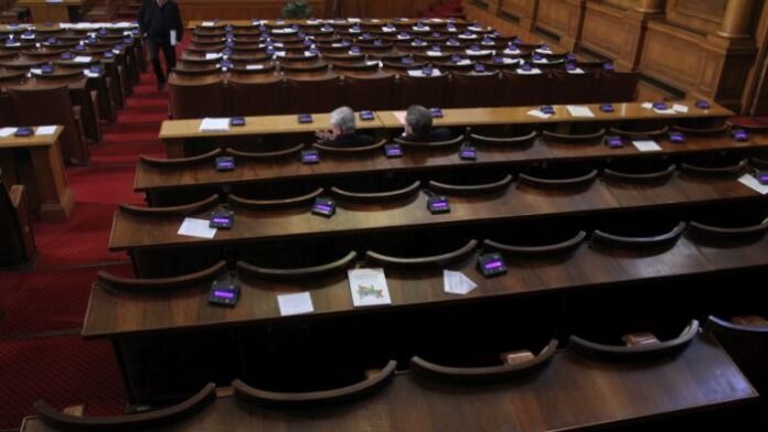 Втори ден поред празна пленарна зала