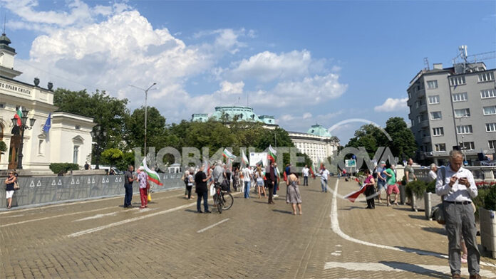 Протестиращи от „Възраждане” блокираха бул. „Цар Освободител”