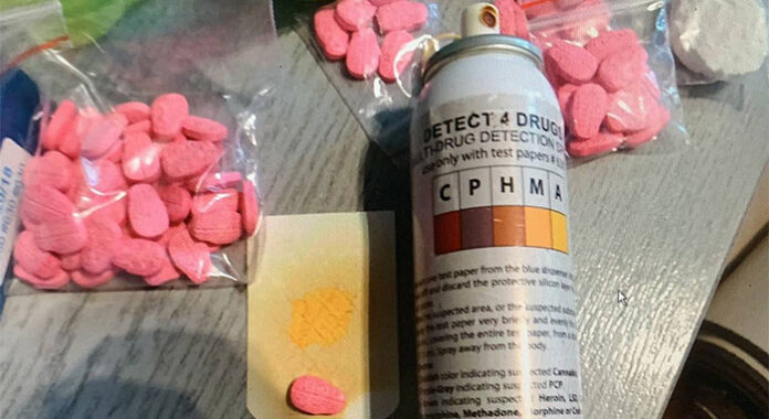Задържаха двама мъже при наркосделка