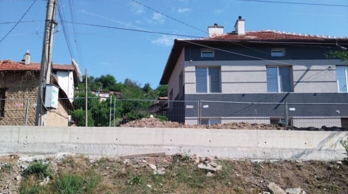 Община Кочериново ремонтира опасна подпорна стена в двора на СУ „Христо Ботев“