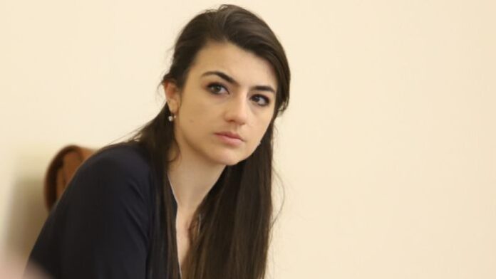 Лена Бориславова с грип, не казва какъв, но пише във Facebook: Единни сме!